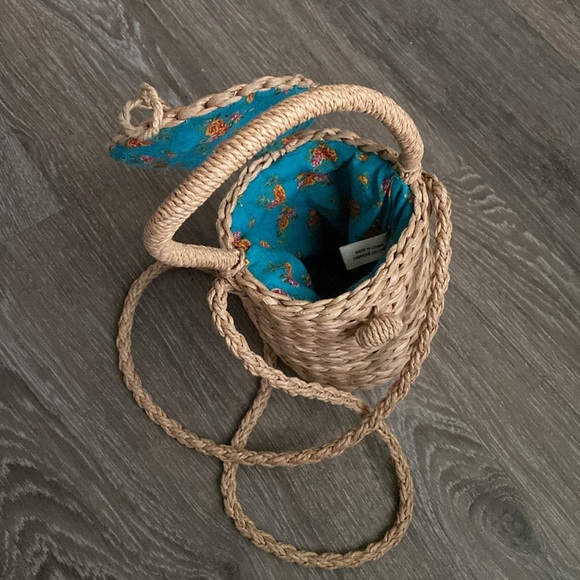 Basket-Style Crossbody - Picture 3 of 6